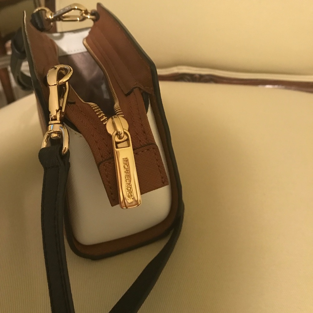 Auth. Michael Kors crossbody bag- like new& dust bag reduced - Picture 2 of 9